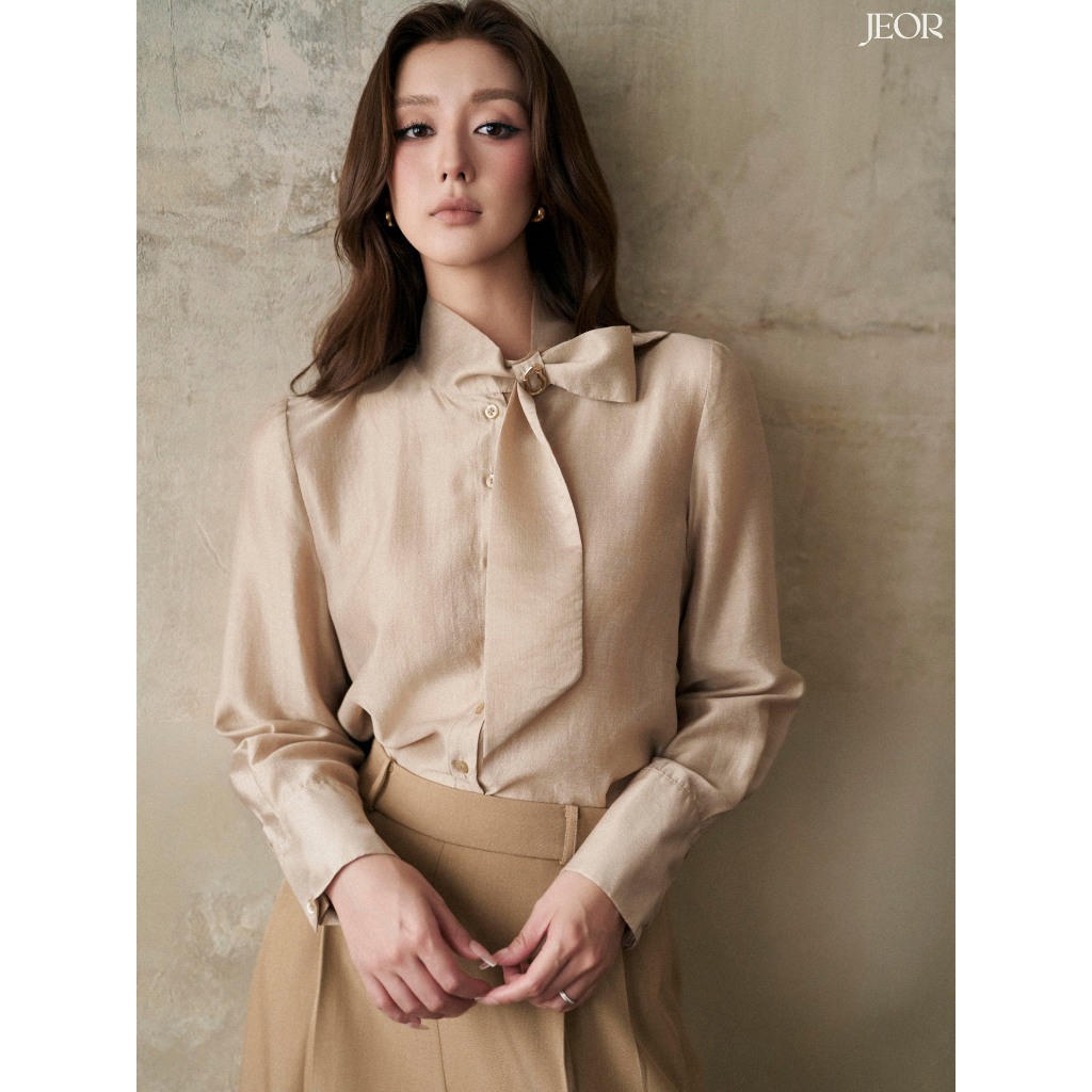 Áo sơ mi nữ JEOR tay dài cổ nơ màu beige A061