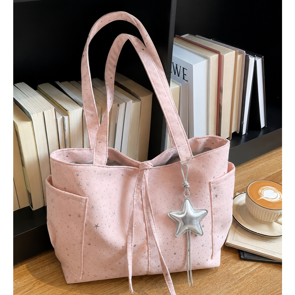 Túi tote nữ đeo vai size 34 vải canvas họa tiết ngôi sao kèm charm sao bạc…