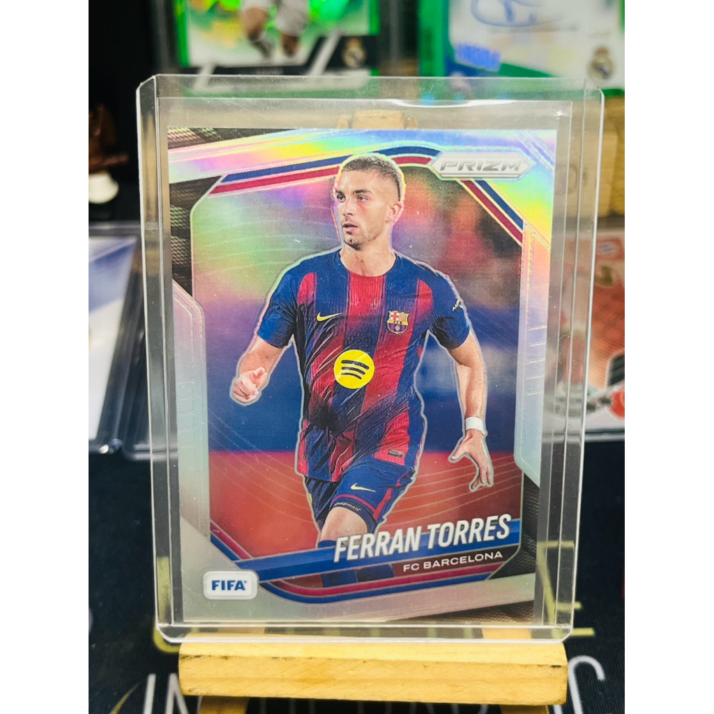 Thẻ bóng đá Ferran Torres Barcelona Refractor Panini Prizm 2025/26