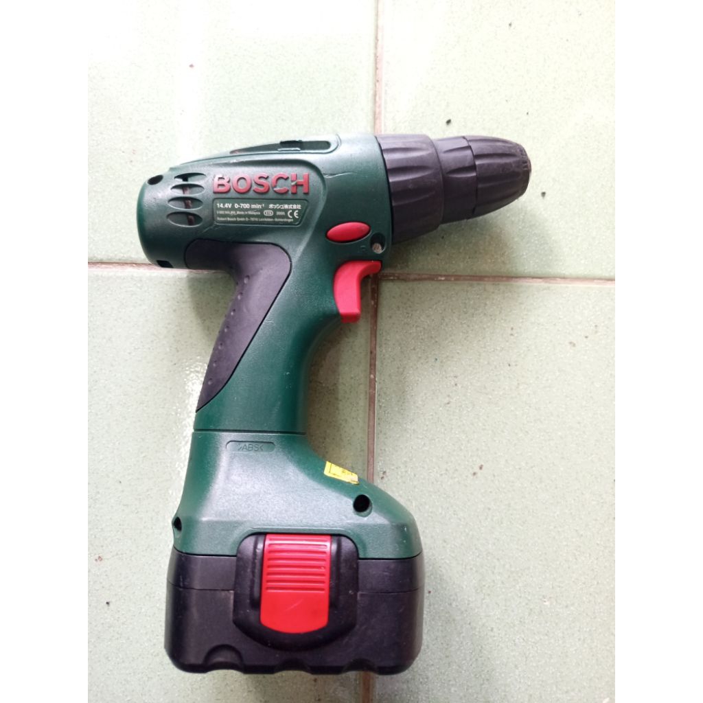 Thân máy khoan Bosch 14,4v hàng bãi nguyên rin còn đẹp như mới, tặng kèm vỏ pin.