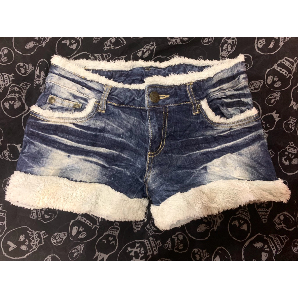 Short jeans cạp trễ màu wash lông trắng hiệu Nhật