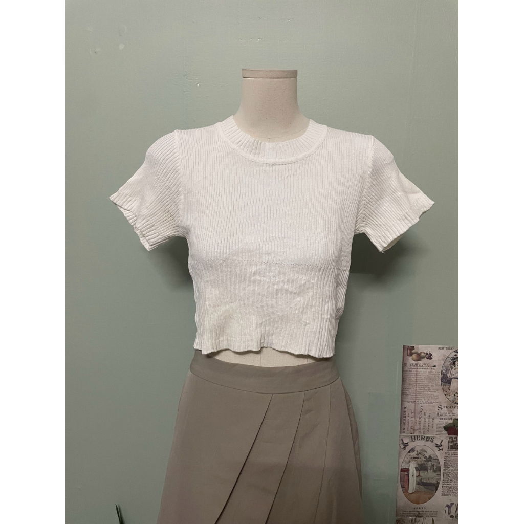 Áo mongtogi croptop màu trắng size s đến m a86