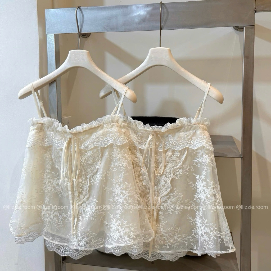 | 𝗹𝗶𝘇𝘇𝗶𝗲.𝗿𝗼𝗼𝗺 | Áo 2 Dây Ren Hoa by Lizzie