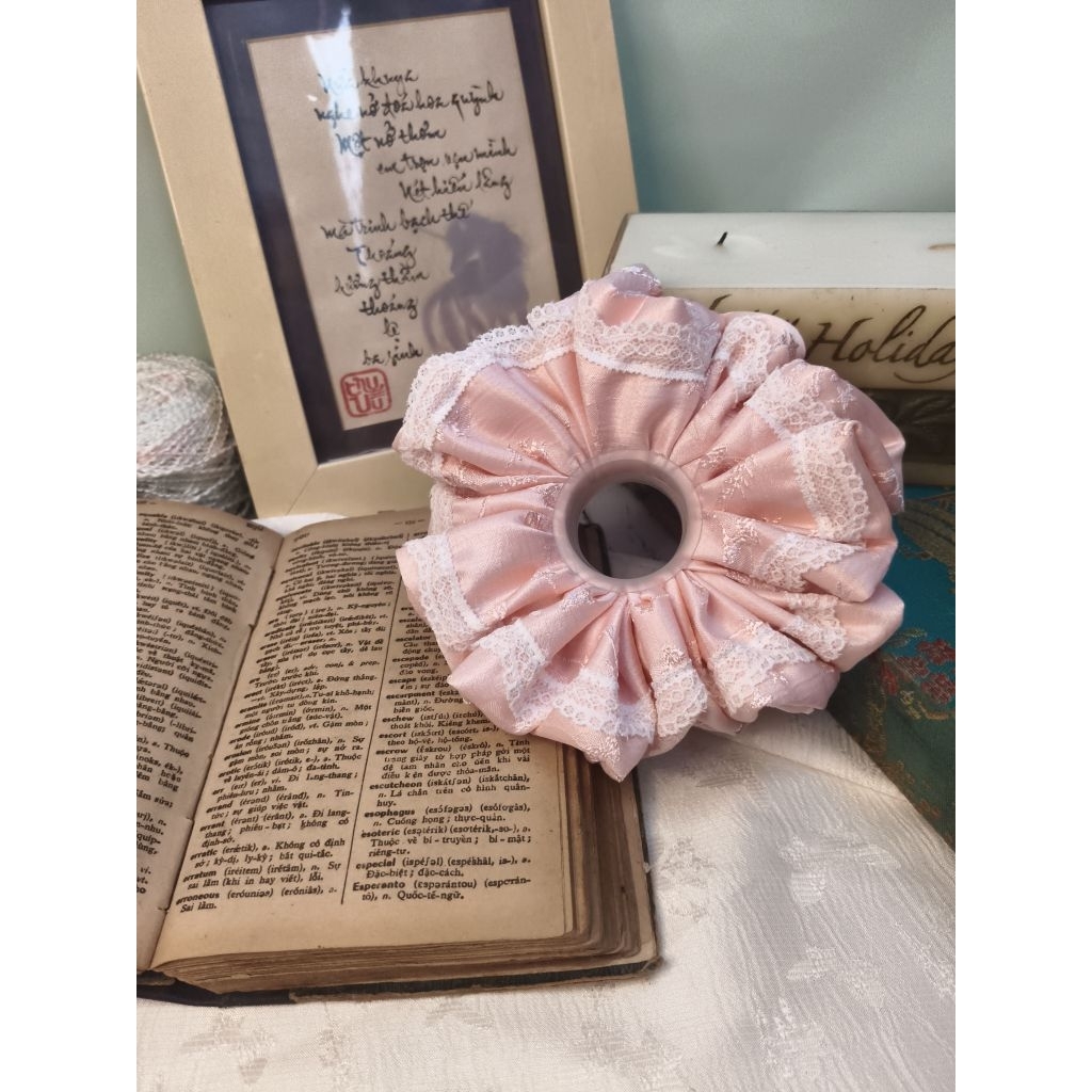 scrunchies gấm cao cấp kết hợp ren phồng to