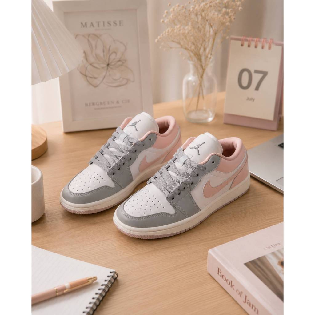 Giày Nữ Kiểu dáng Sneaker mới nhất màu xám gót Hồng, JD 1 low Màu xám gót hồng