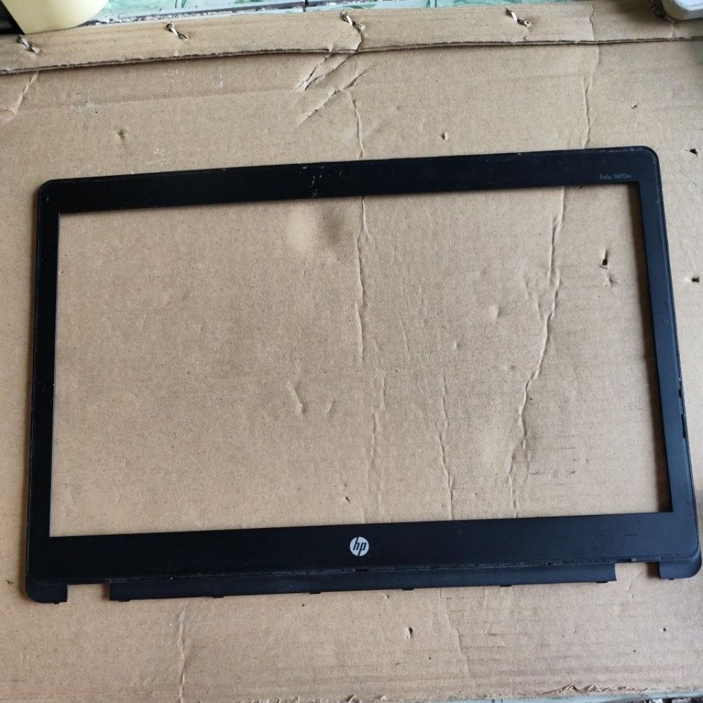 Vỏ mặt B laptop HP Folio 9470m vỏ cũ , có trầy xước,ốc Nguyên không bị bể