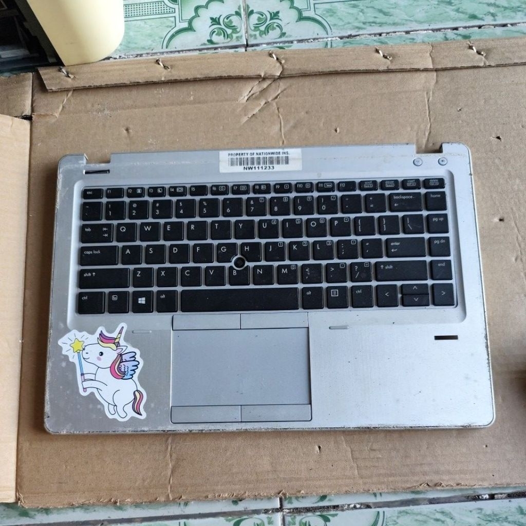 Vỏ mặt C laptop HP Folio 9470m vỏ cũ , có trầy xước,ốc Nguyên không bị bể, phím hư