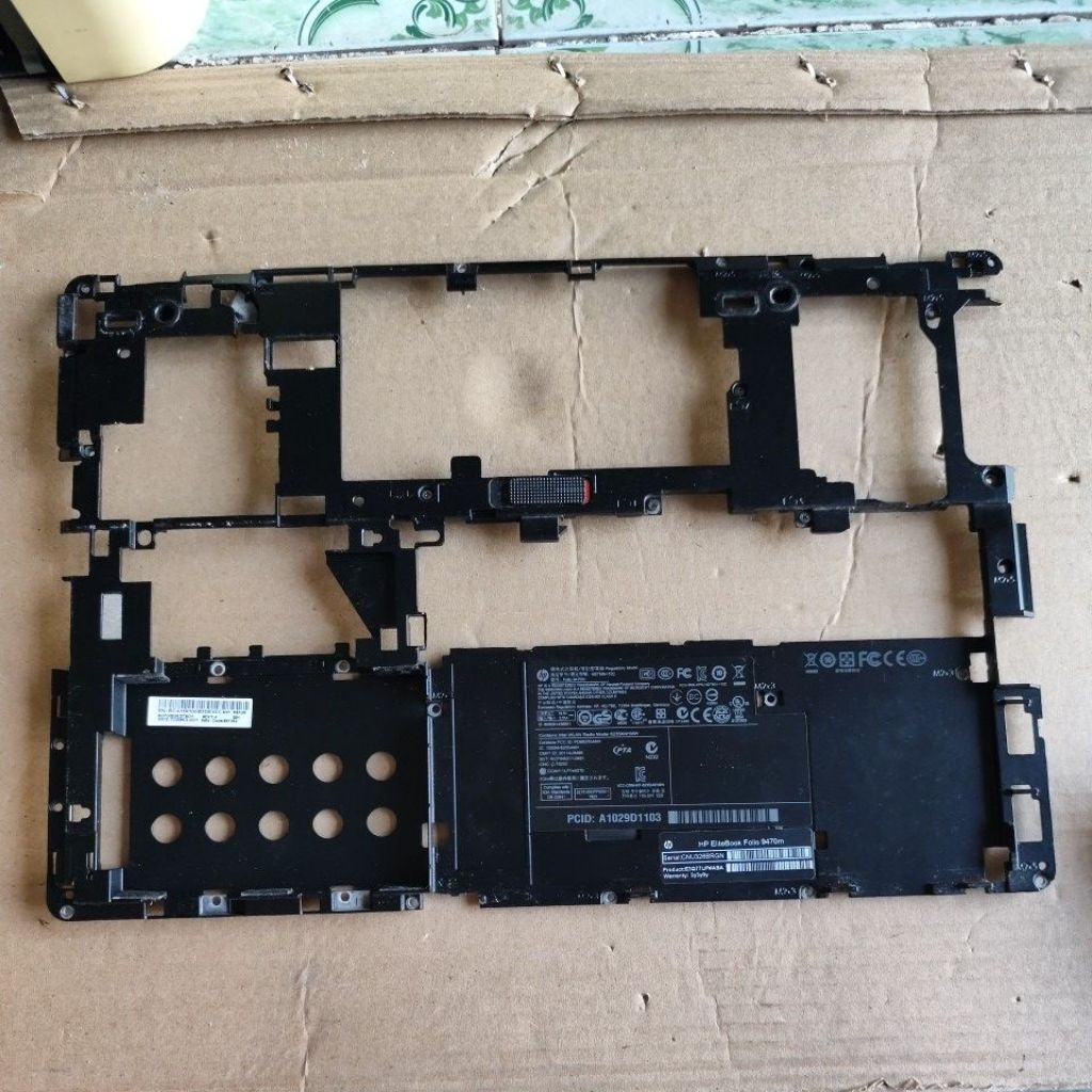 Vỏ mặt D laptop HP Folio 9470m vỏ cũ , có trầy xước,ốc Nguyên không bị bể