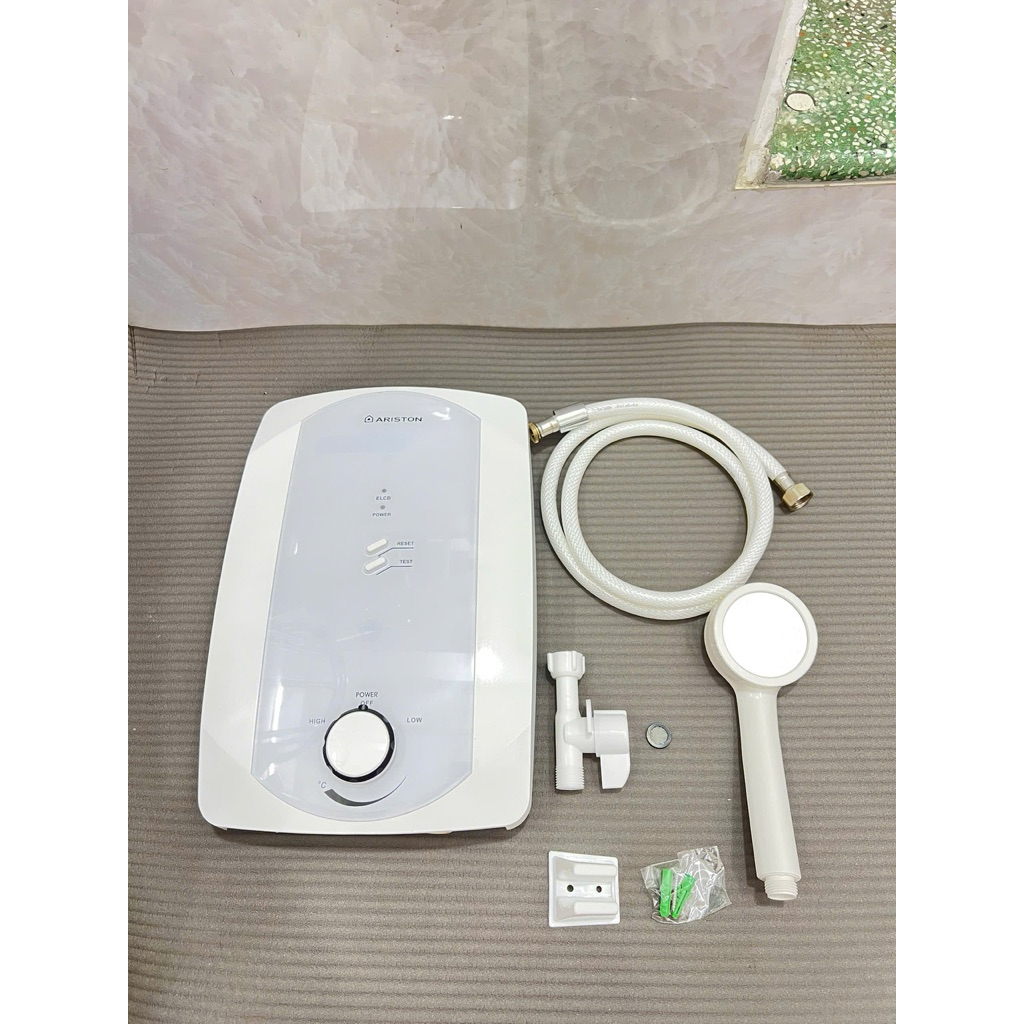 Máy tắm nước nóng Ariston có bơm và không bơm