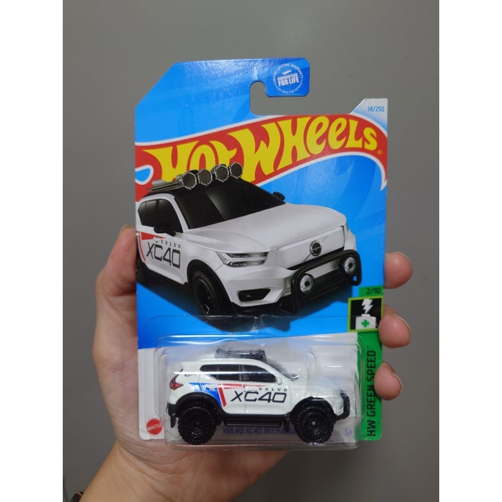 Xe mô hình Hot Wheels Volvo XC40 Recharge - Hàng chính hãng