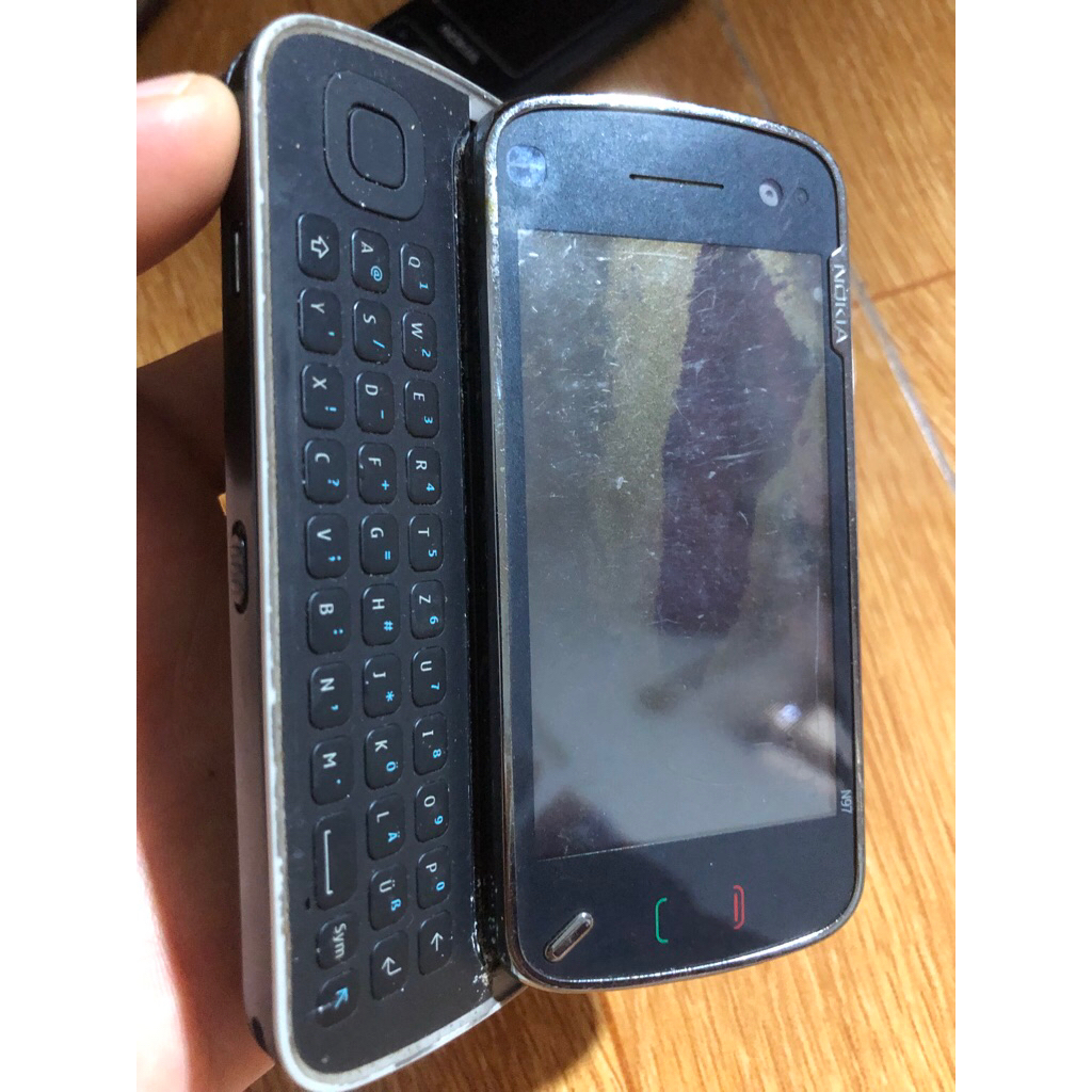 Xác Nokia N97 còn như hình, mất nút khởi động nên chưa thử đc gì, còn nắp, ae về kiểm tra thêm vọc v