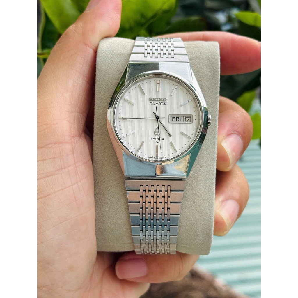 Đồng hồ Seiko Type II quartz mặt trắng vân sọc nổi, cọc số nổi khối khía tinh xảo