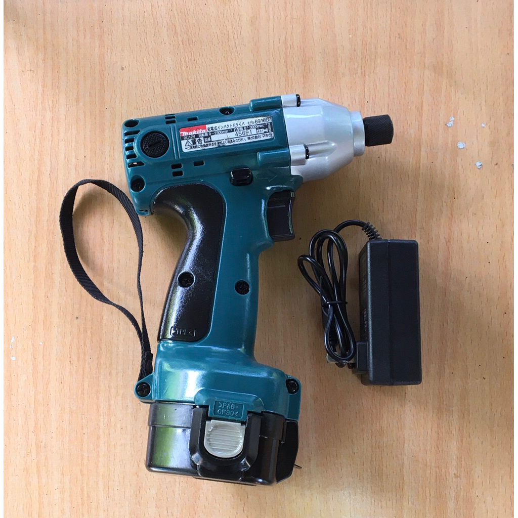 Máy bắn vít Makita 6916D-DC12V. Máy- Pin Sạc. Máy bắn vít hàng bãi 12V