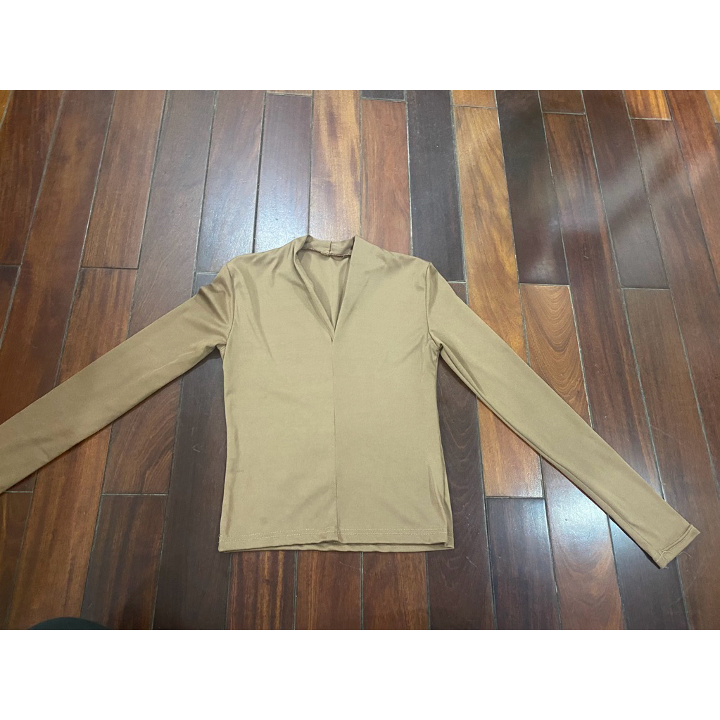 [thanh lý] áo thun cổ chữ V tay dài màu nâu nhạt nữ ôm body size M