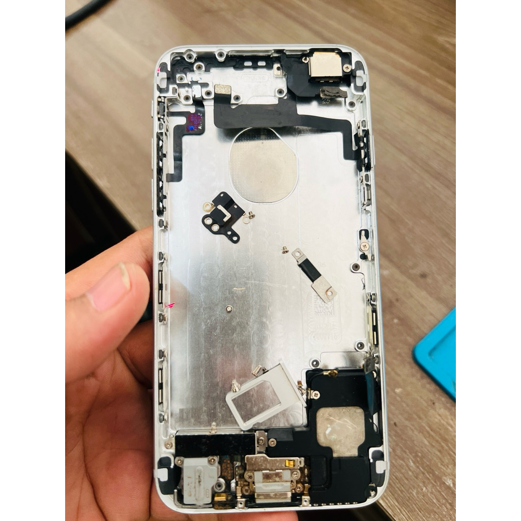 Cụm vỏ linh kiện cũ ip 6G, có đủ linh kiện như trong hình.