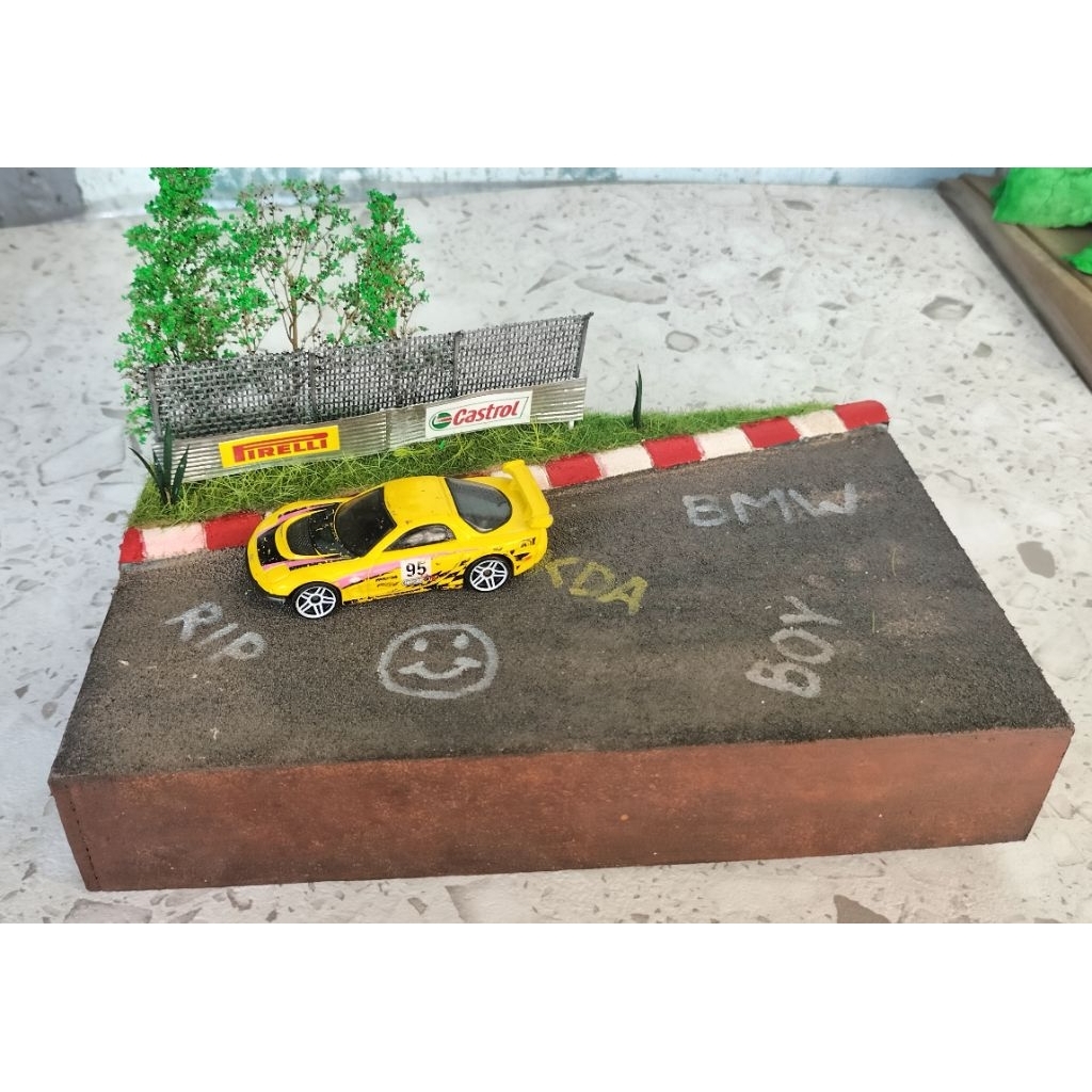 Diorama 1/64 trưng bày xe ( không kèm xe- có phụ kiện như hình).