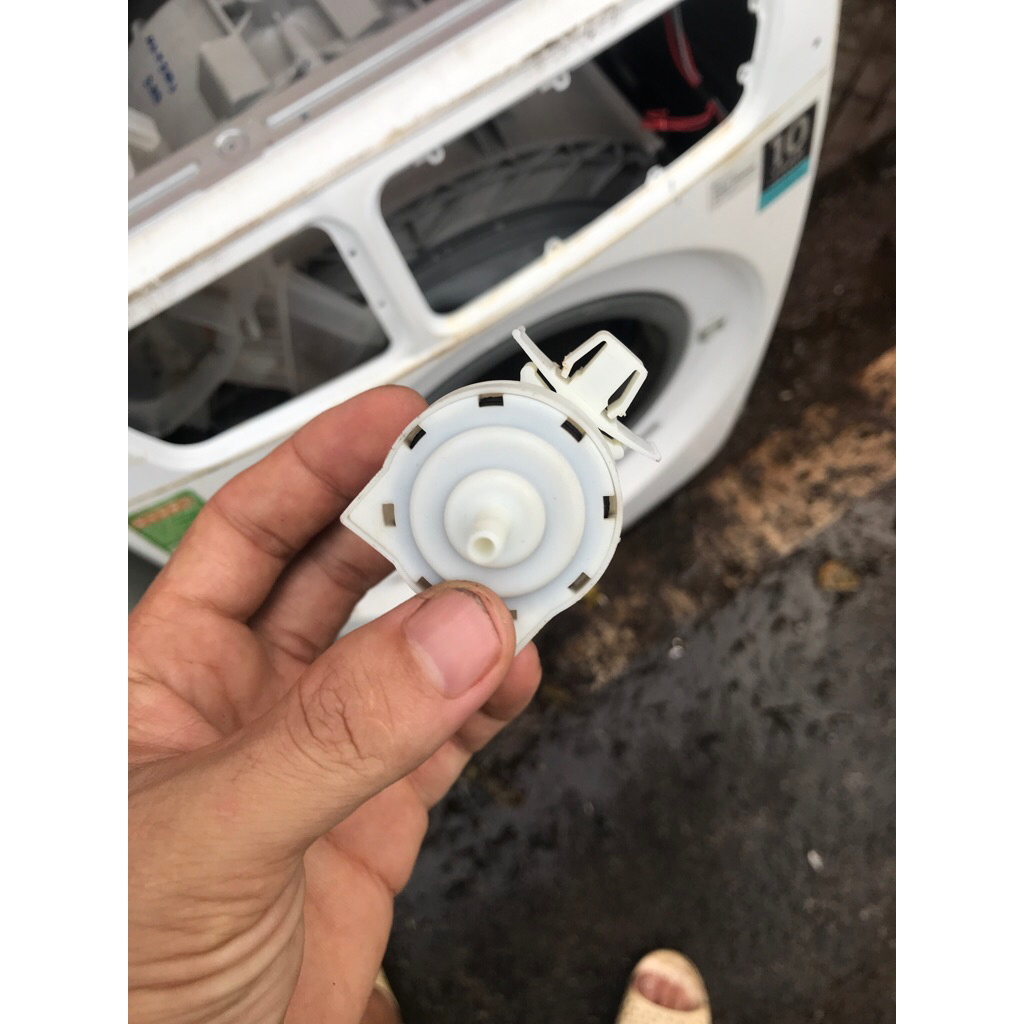 Phao nước máy giặt Electrolux 8kg EWF10844 cũ tốt tháo máy