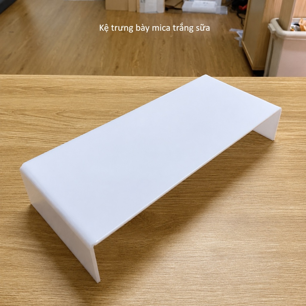 Kệ Mica Chữ U màu trắng trưng bày sản phẩm mỹ phẩm