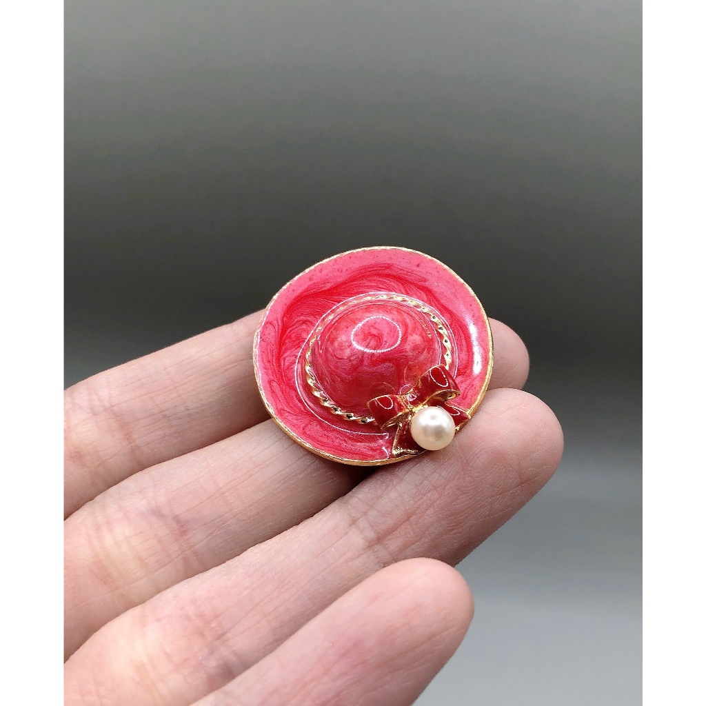 Cài áo chiếc nón Enamel phối 1 viên Akoya 4.4mm si tuyển Nhật