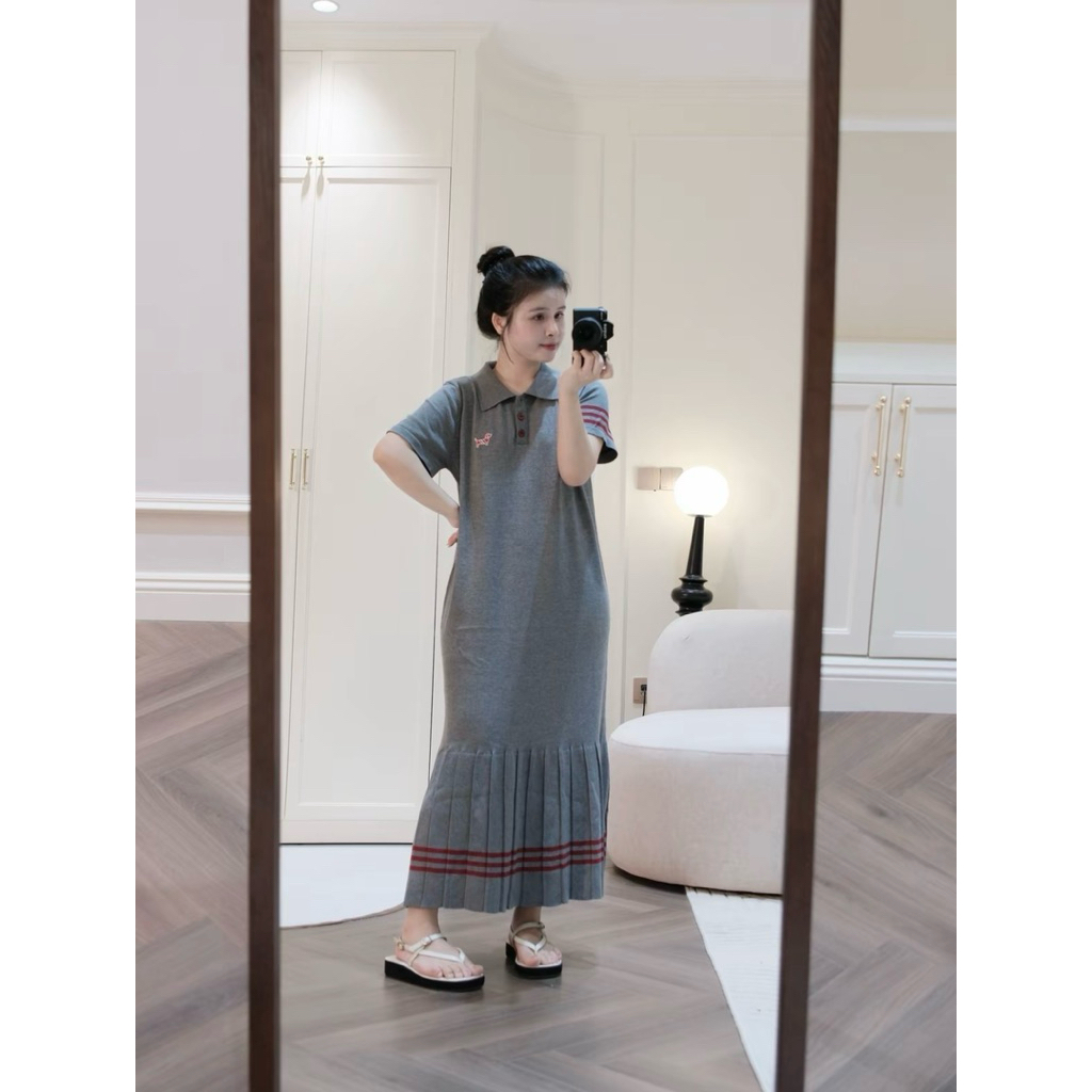 [Minn.Studio] Váy Len Polo Khuy Đỏ Thêu Ngực Phối Chân Dập Ly
