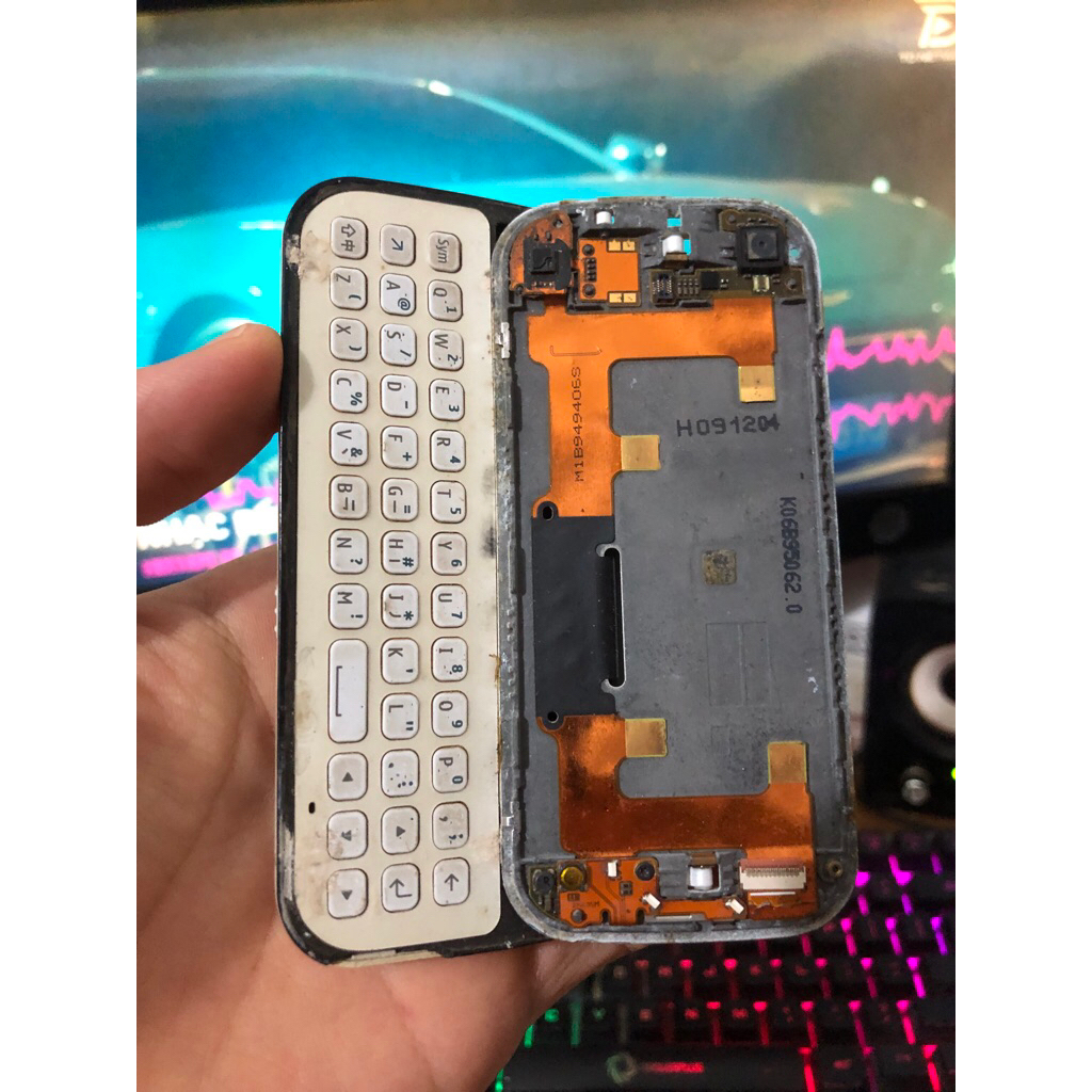 Xác Nokia N97 mini gắn bin vào thấy có rung, không bin không màn không nắp, cho ae thợ lấy linh kiện