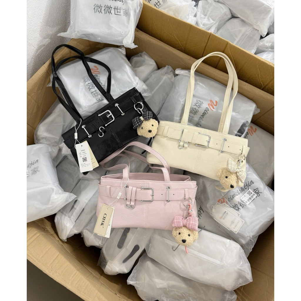 Túi Dáng ngang Gài Nịt Charm Cún CHSK Size 28cm kẹp nách sang chảnh