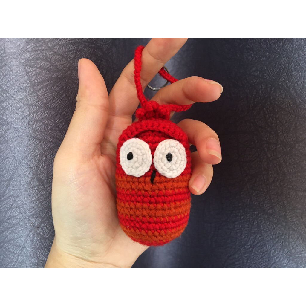 Móc khoá len larva ấu trùng tinh nghịch sâu đỏ. Cao 7,5cm- đường kính 3,5cm