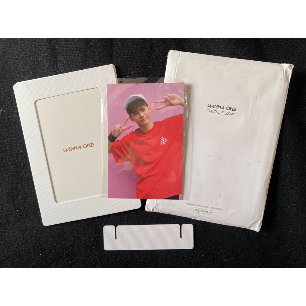 Wanna one offical goods photo essay standee Ong sewoo như hình