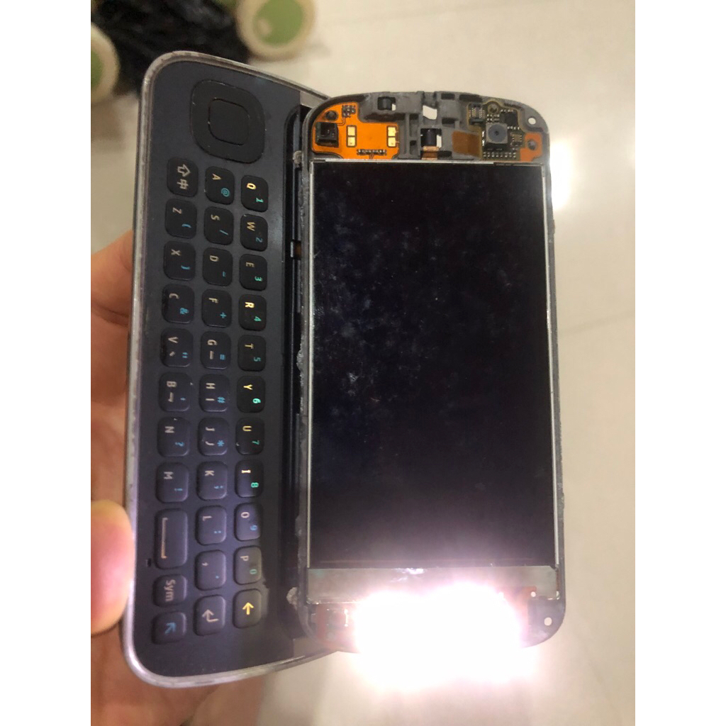 Xác Nokia N97 bấm rung lên đèn phím,không lên màn, bấm phím có thấy phản hồi âm thanh, ae lấy đồ xào
