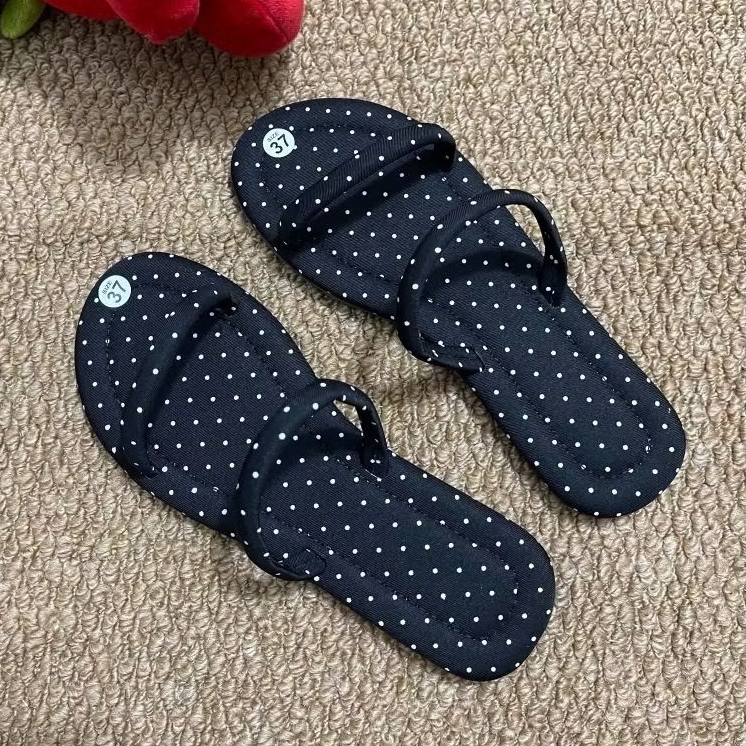 dép hai quai dây chấm bi xinh xỉu, đế bệch cao 1cm, quai lụa mềm, hợp đi làm đi học và đi chơi, dễ p