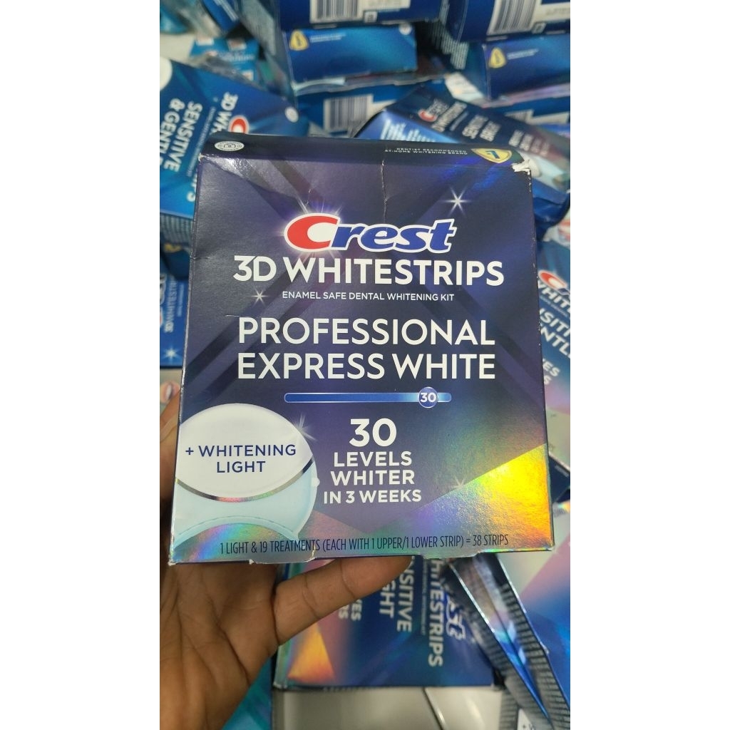 Bộ kit dán trắng răng tại nhà Crest 3D Whitestrips Professional Express White đi kèm đèn chiếu sáng.