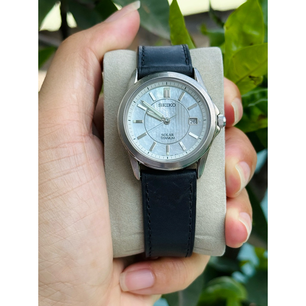 Đồng hồ Seiko Solar quartz pin năng lượng, mặt khảm trai, kính saphia full Titanium