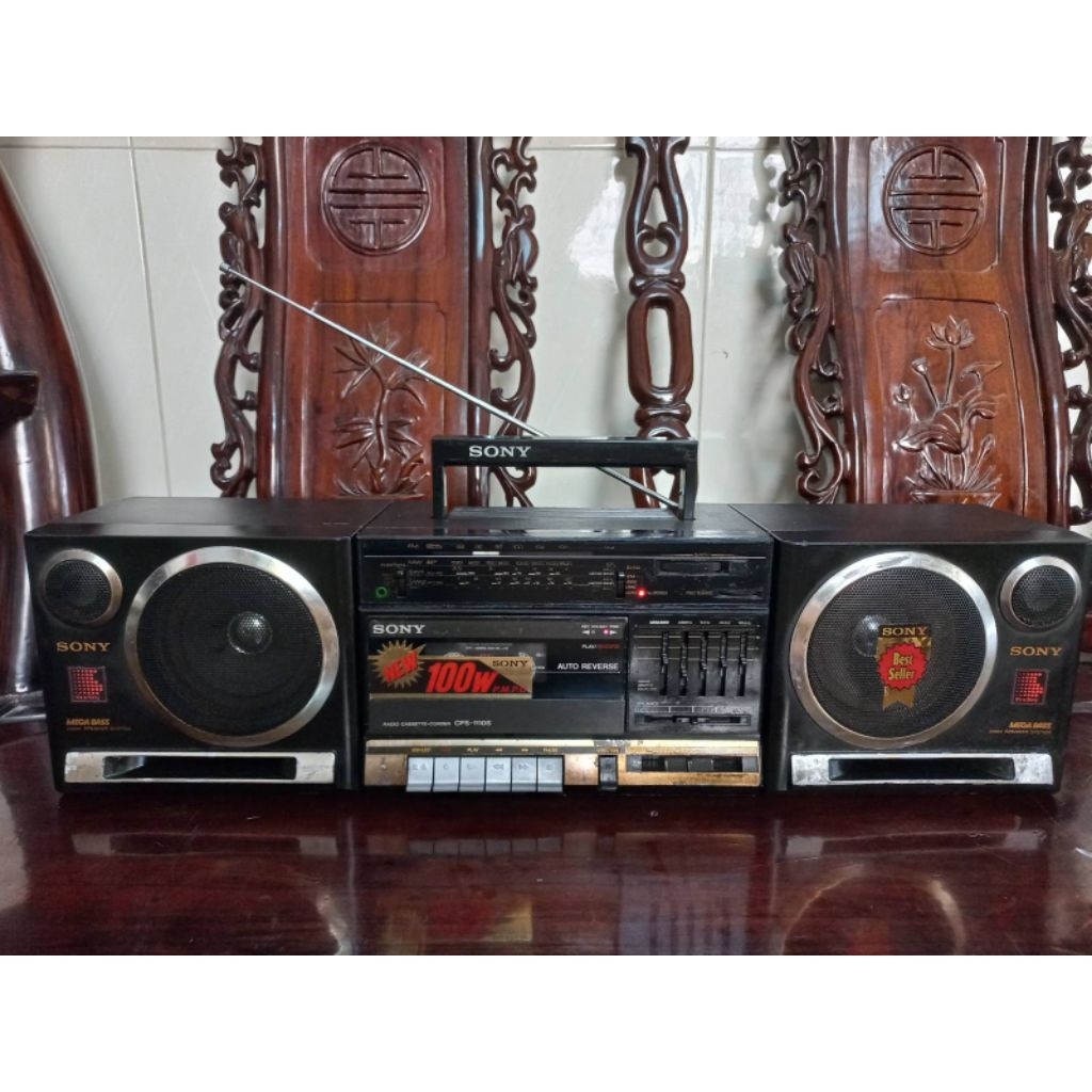 Cassette Sony CFS-1110S ngoại hình khá, còn zin nguyên bản.