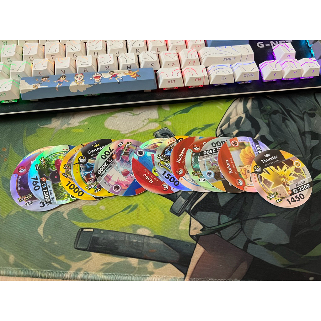 Thẻ nhựa lấp lánh Pokemon Toonies sưu tầm.