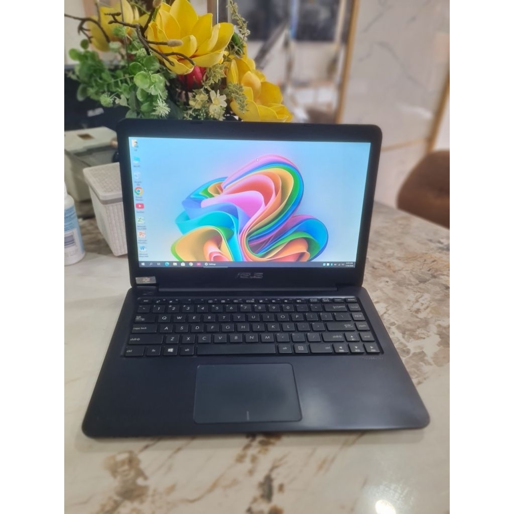 laptop giá rẻ, asus . cpu n3060, ram 4g. ổ hdd 320g. màn 14inh . pin còn dùng khoảng 2 giờ