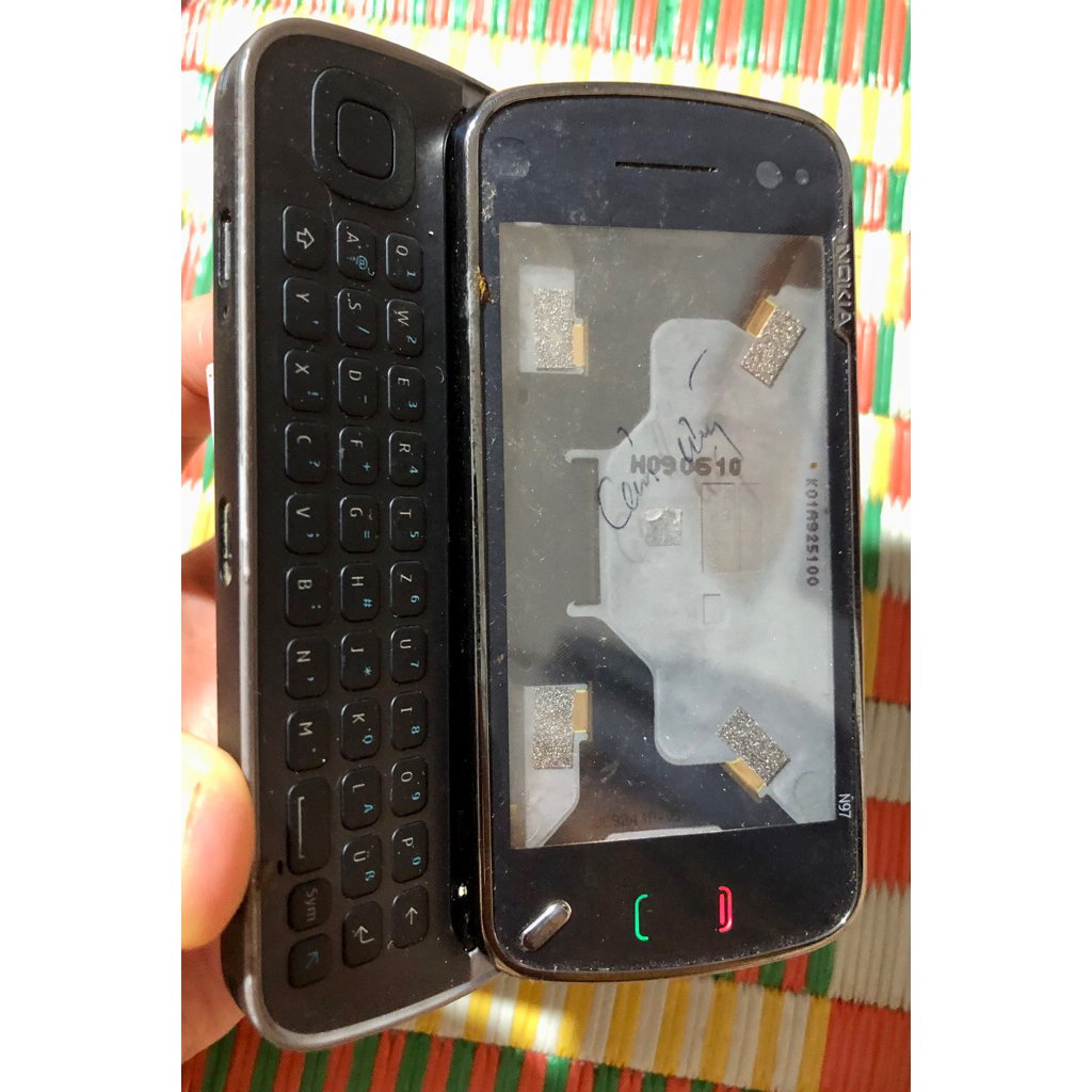 Xác Nokia N97 không màn, không bin,main sống lên đèn phím màn, k lên phím chữ, bấm phím màn có phản 