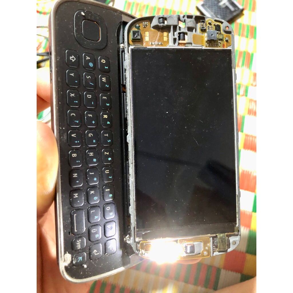 Xác Nokia N97 không vỏ trước, màn mực k thấy lên, sáng đèn phím, không bin đủ nắp, ae lấy đồ xào chẻ