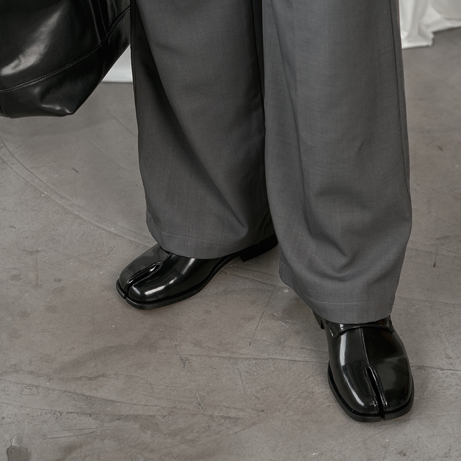 Giày Loafer Mũi Tabi Da Bóng Màu Đen TARMOR - Tabi Loafer in Box Leather