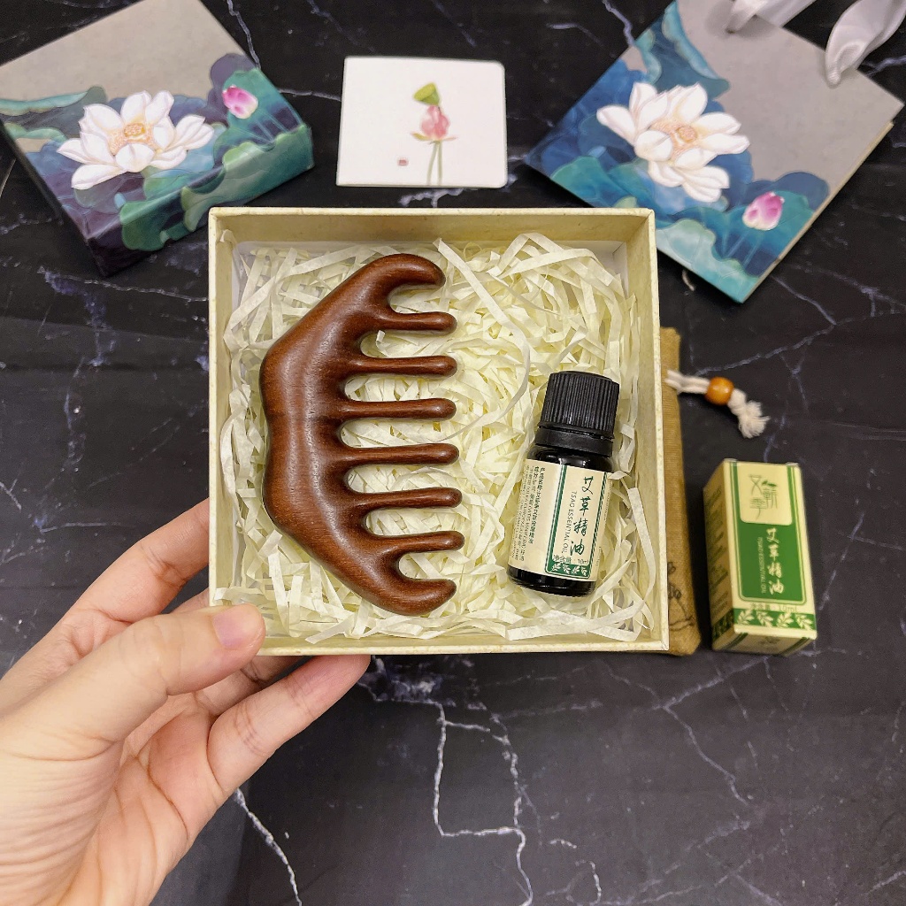 SET QUÀ TẠNG LƯỢC GỖ ĐÀN HƯƠNG MASSAGE ĐA NĂNG TẶNG TINH DẦU NGẢI CỨU - MÃ SỐ LM25