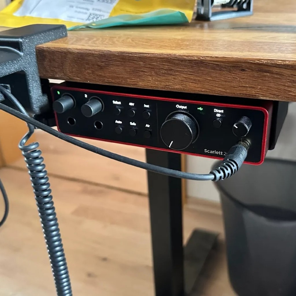 Giá Treo Gầm Bàn Focusrite Scarlett 2i2 4th Gen – Gọn Gàng, Tiết Kiệm Không Gian