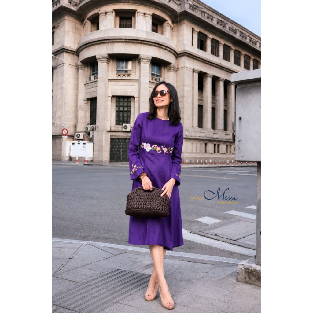 Đầm linen cổ tròn tay dài loe thêu tay hoa quanh eo Miranda