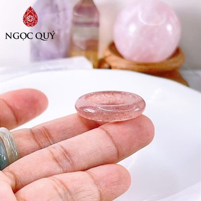 Nhẫn thạch anh - Nhẫn thạch anh dâu bản vuông (có sớ bề mặt đá)- Ngọc Quý