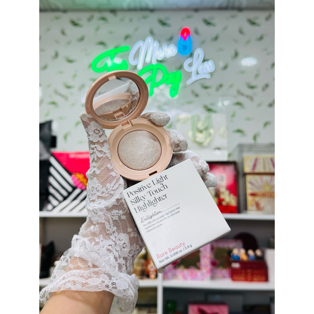 Phấn bắt sáng Rare Beauty Positive Light Silky Touch Highlighter mini 2.8g – chất phấn mịn