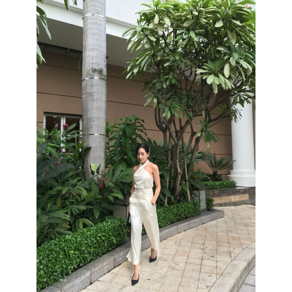 Áo cổ yếm Emwear màu trắng kem size S thanh lịch