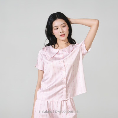 [Võ Hà Linh x Mialala] Bộ Mặc Nhà 6146 Chất Liệu Lụa Thiết Kế Cổ Sen Đơn Vạt Họa Tiết Quả Dâu Ngọt Ngào