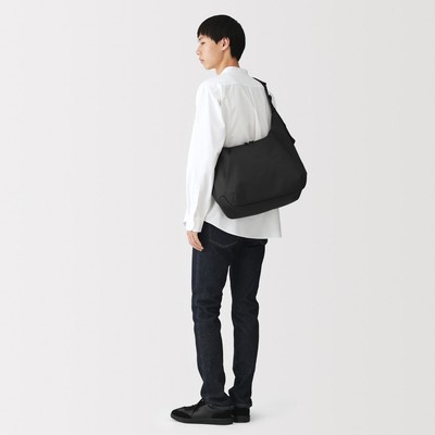 [26AW] MUJI Túi Đeo Một Vai Polyester Tái Chế Chống Nước (H32*W43*G13cm)