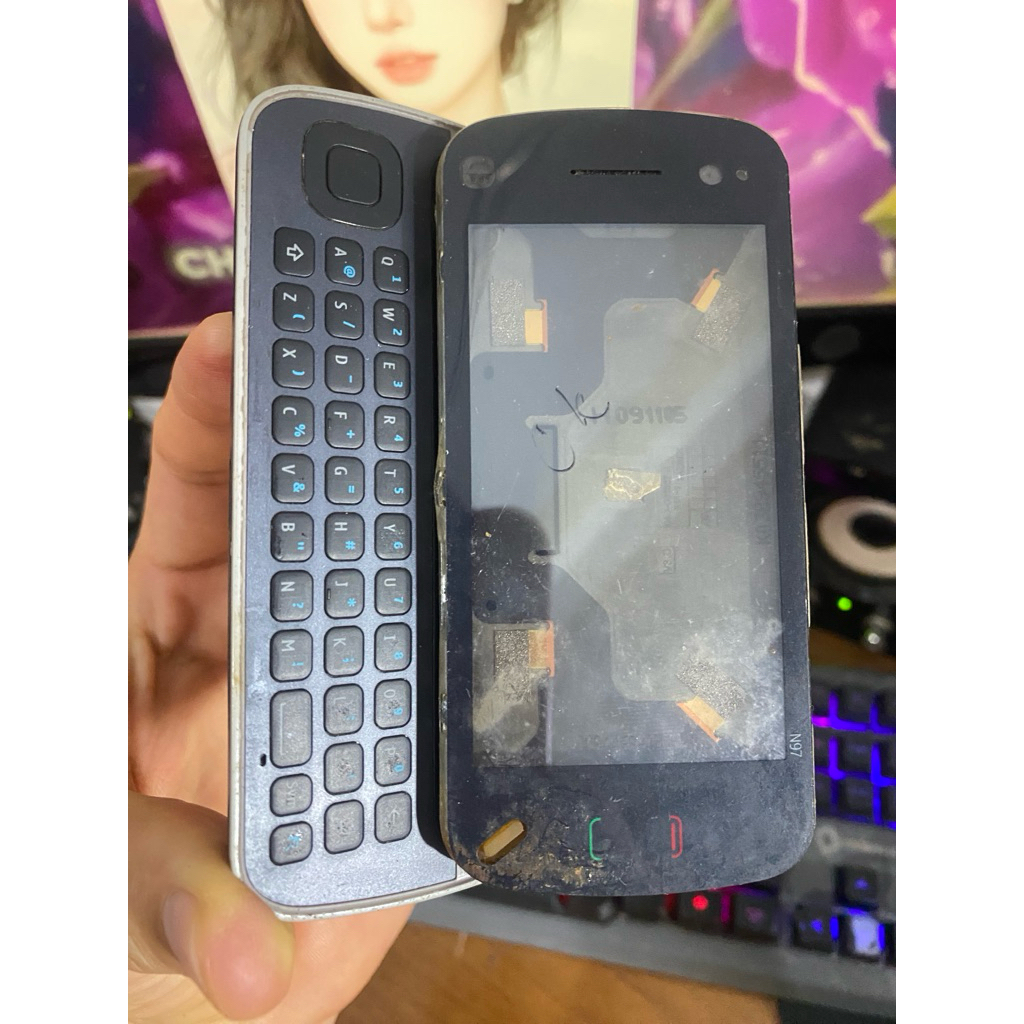 Xác Nokia N97 không màn, bấm còn rung không lên đèn phím, ae lấy đồ, không bin đủ nắp