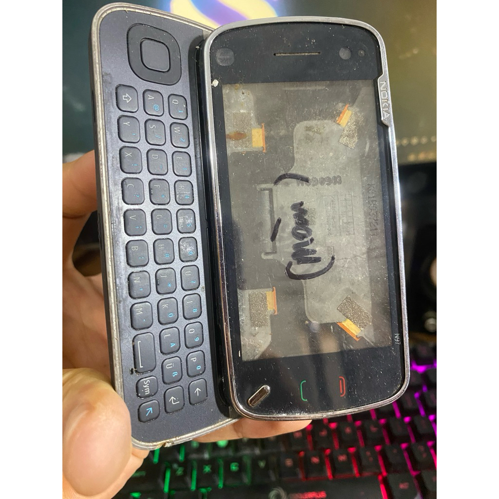 Xác Nokia N97 có màn đứt chân socket, bấm chỉ thấy rung không lên gì thêm, không bin không nắp. ae l