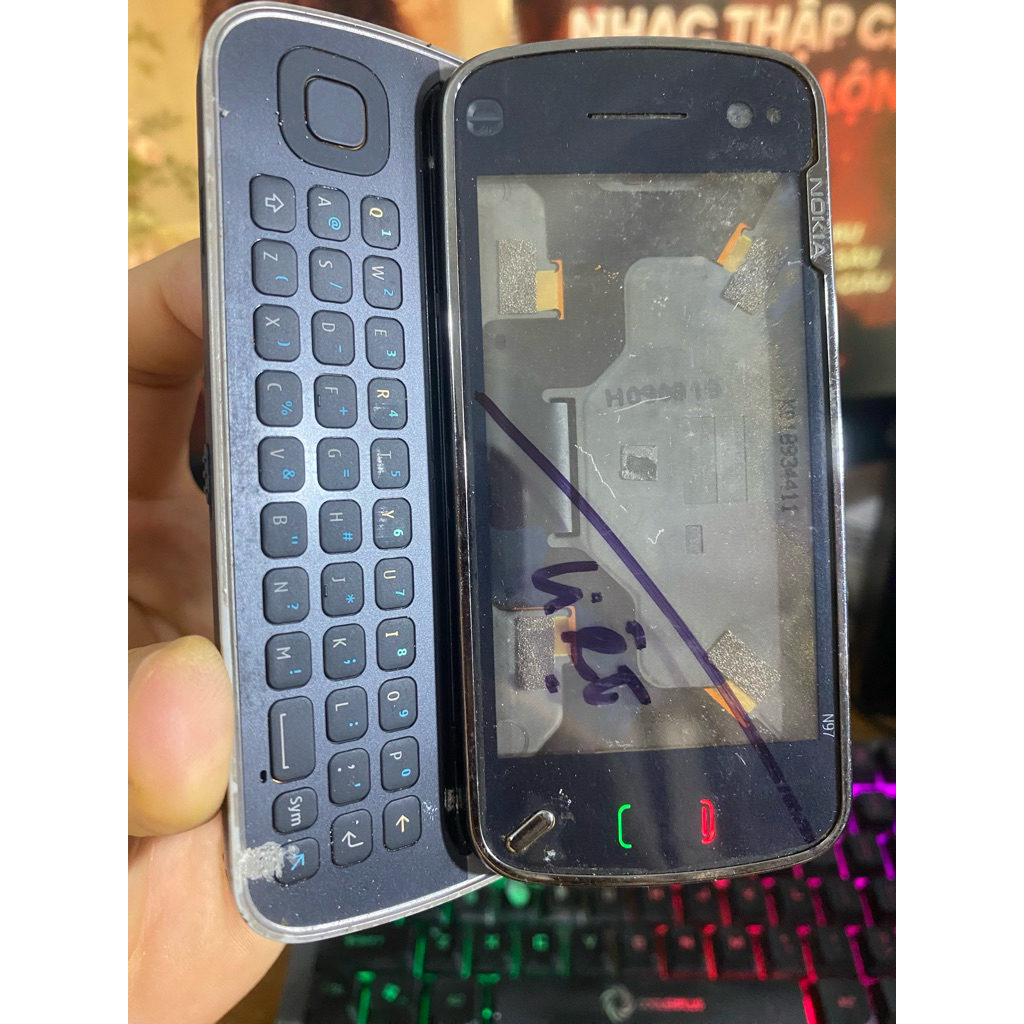 Xác Nokia N97 không màn lên còn rung, sáng đèn phím, bấm phím cứng trên màn còn thấy âm phản hồi, kh