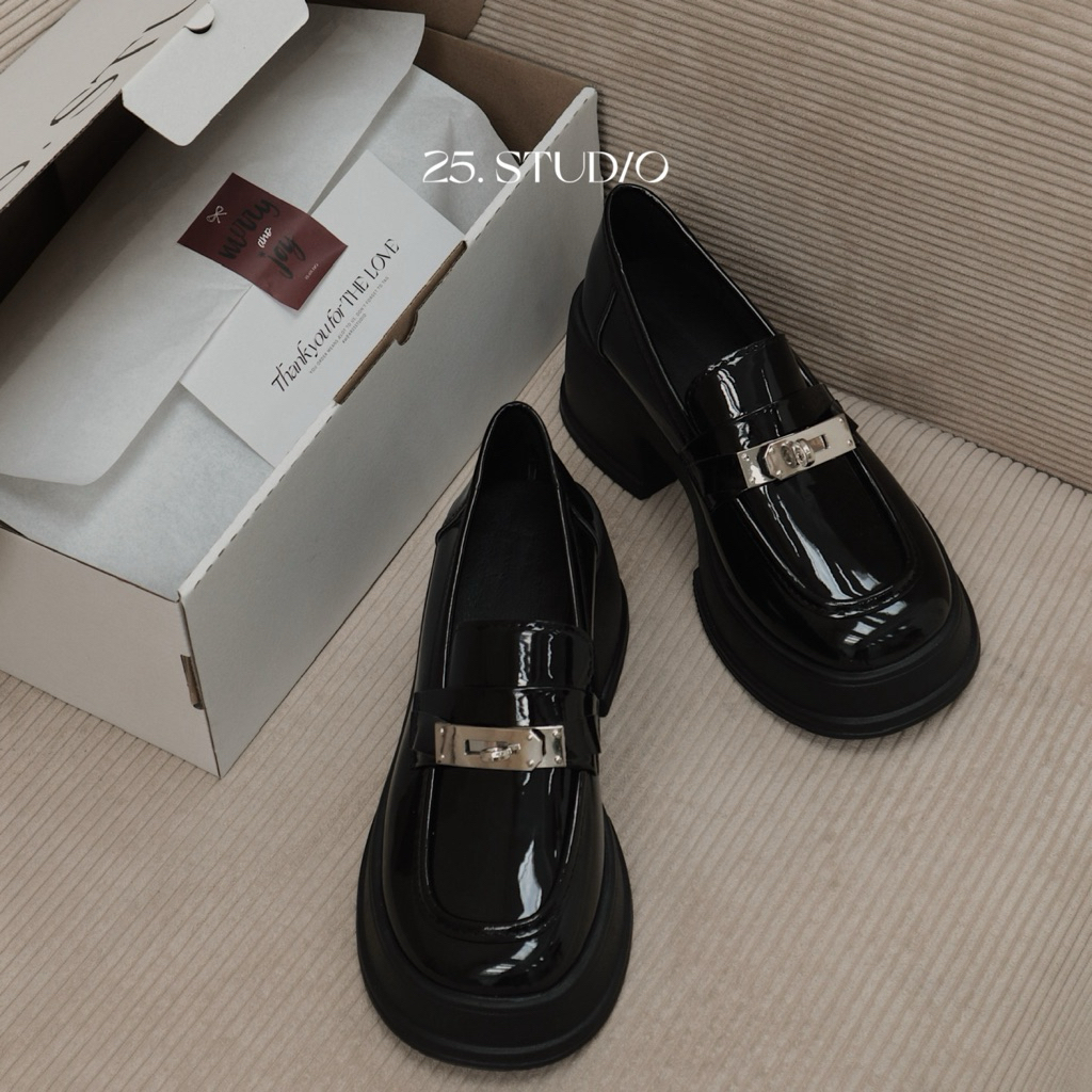 25 STUDIO Giày loafer nữ khoá cài kim loại mũi tròn da bóng Norah Loafer
